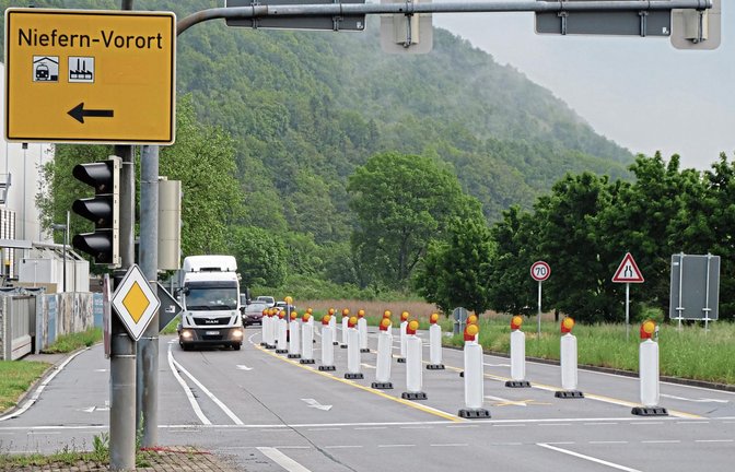 Der Verkehr vor der Ampel wird auf eine Fahrspur reduziert. Fotos: Friedrich