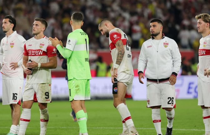 Enttäuschte Stuttgarter nach der 0:1-Niederlage gegen Borussia Dortmund.<span class='image-autor'>Volker Mueller</span>