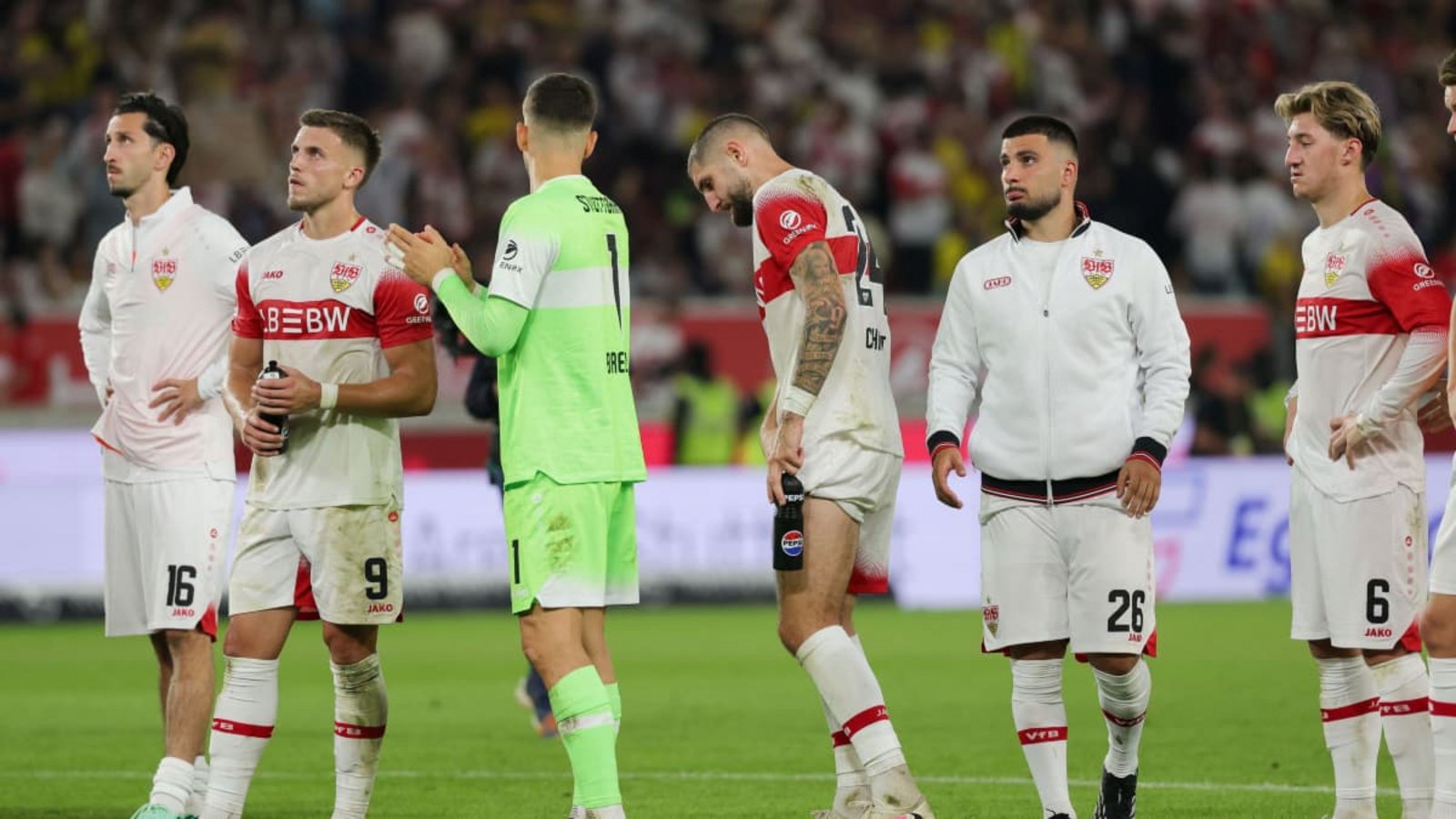 Enttäuschte Stuttgarter nach der 0:1-Niederlage gegen Borussia Dortmund.Volker Mueller