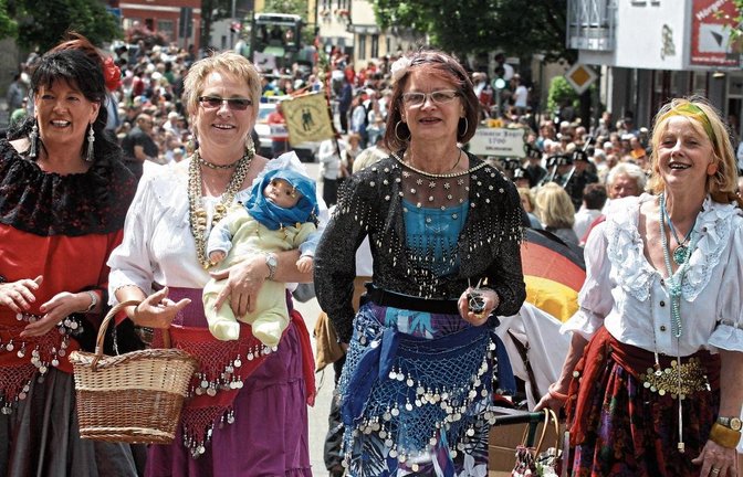 Der bislang letzte Festzug beim Sachsenheimer Heimatfest war 2010: Das Foto zeigt gut gelaunte Häfnerhaslacherinnen vom TSV. 2015 musste wegen zu großer Hitze der Festzug ausfallen.  Foto: Kalb