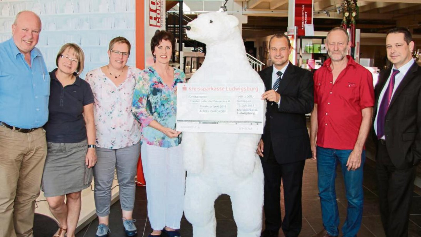 Scheckübergabe im Möbelhaus Schmid’s Domino. Unser Bild zeigt von links: Das Ehepaar Schmid, Autorin Barbara Schüßler, Kassiererin des TudD Andrea Banse, Stefan Oettinger, Bernd Schlegel und Ulrich Klink. Foto: Gergen Scheckübergabe im Möbelhaus Schmid’s Domino. Unser Bild zeigt von links: Das Ehepaar Schmid, Autorin Barbara Schüßler, Kassiererin des TudD Andrea Banse, Stefan Oettinger, Bernd Schlegel und Ulrich Klink. Foto: Gergen