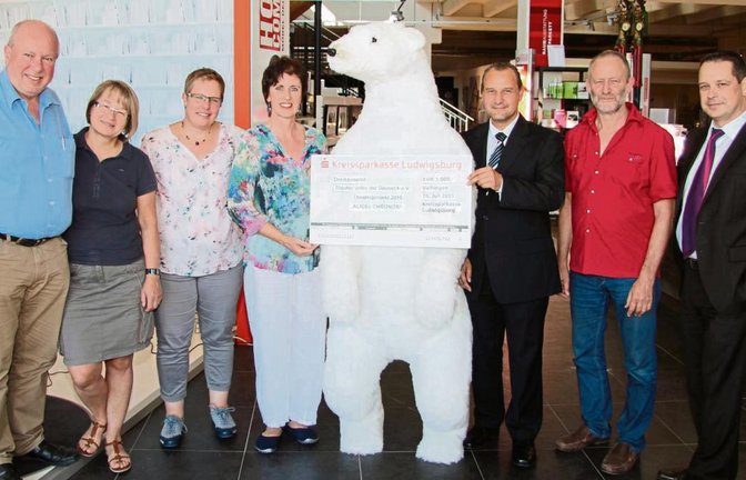 Scheckübergabe im Möbelhaus Schmid’s Domino. Unser Bild zeigt von links: Das Ehepaar Schmid, Autorin Barbara Schüßler, Kassiererin des TudD Andrea Banse, Stefan Oettinger, Bernd Schlegel und Ulrich Klink.  Foto: Gergen