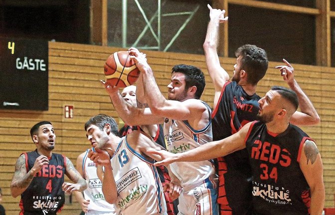 Mit Lennard Schurr (am Ball) und in heimischer Halle hofft die BSG Vaihigen/Sachsenheim auf Punkte für den Klassenerhalt. Foto: Küppers