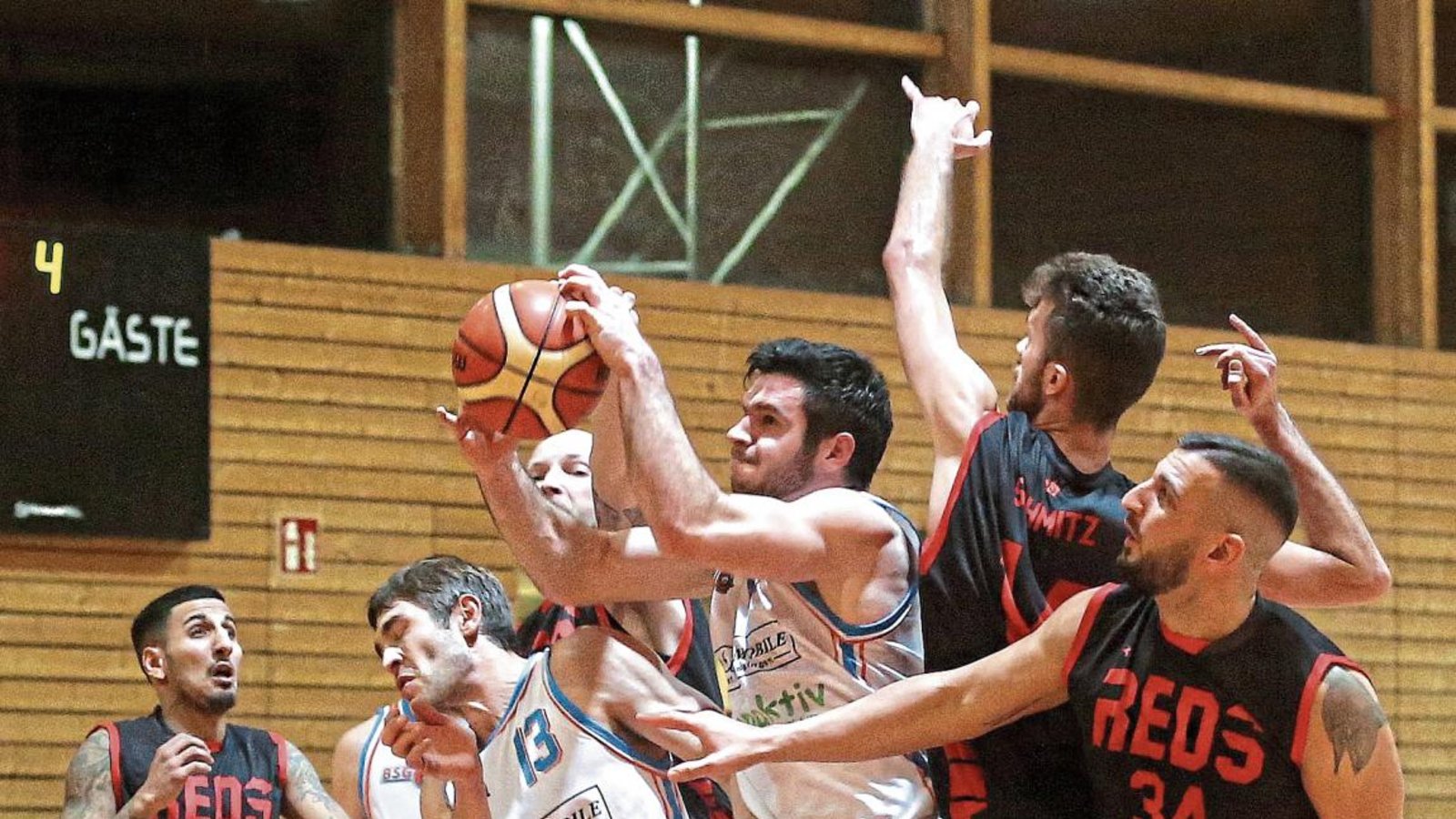 Mit Lennard Schurr (am Ball) und in heimischer Halle hofft die BSG Vaihigen/Sachsenheim auf Punkte für den Klassenerhalt. Foto: Küppers