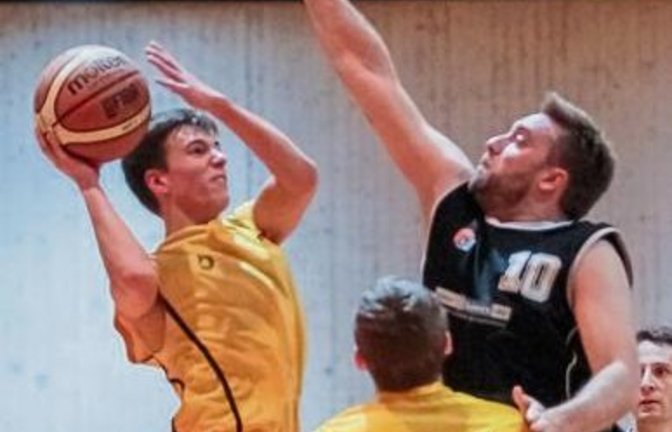 Florian Staudenmaier (links) und die BSG Vaihingen/Sachsenheim II taten sich im Pokal gegen TuS Stuttgart II schwer.  Foto: Simecek
