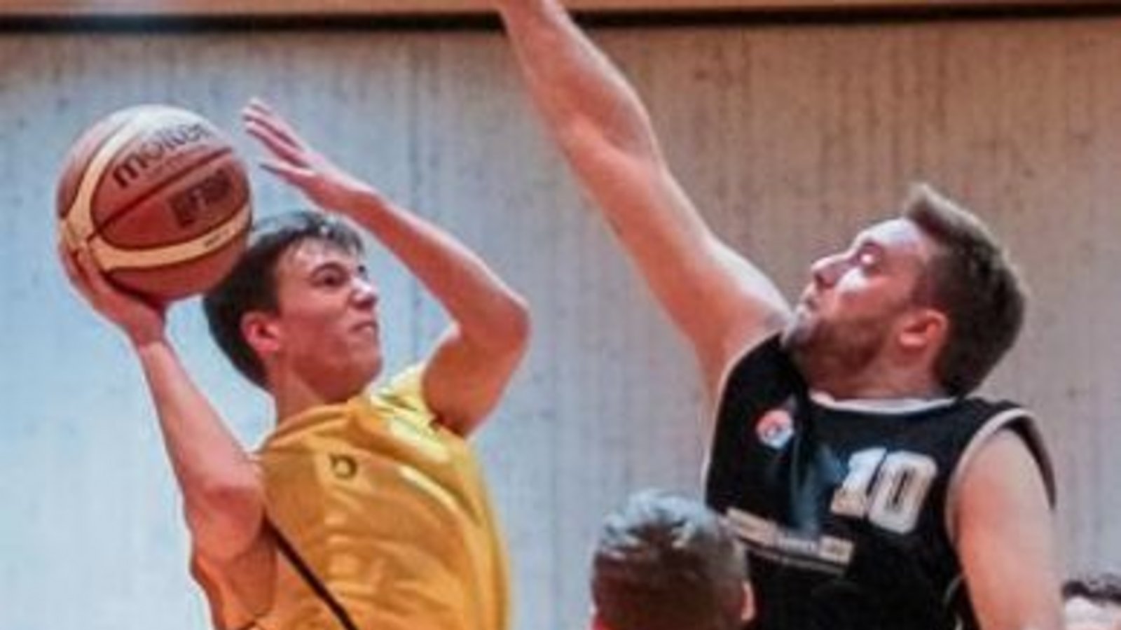 Florian Staudenmaier (links) und die BSG Vaihingen/Sachsenheim II taten sich im Pokal gegen TuS Stuttgart II schwer. Foto: Simecek Florian Staudenmaier (links) und die BSG Vaihingen/Sachsenheim II taten sich im Pokal gegen TuS Stuttgart II schwer. Foto: Simecek
