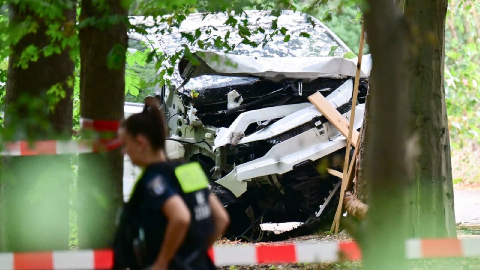 Das zerstörte Tatfahrzeug im Berliner Tiergarten.Sebastian Gollnow/dpa Das zerstörte Tatfahrzeug im Berliner Tiergarten.Sebastian Gollnow/dpa