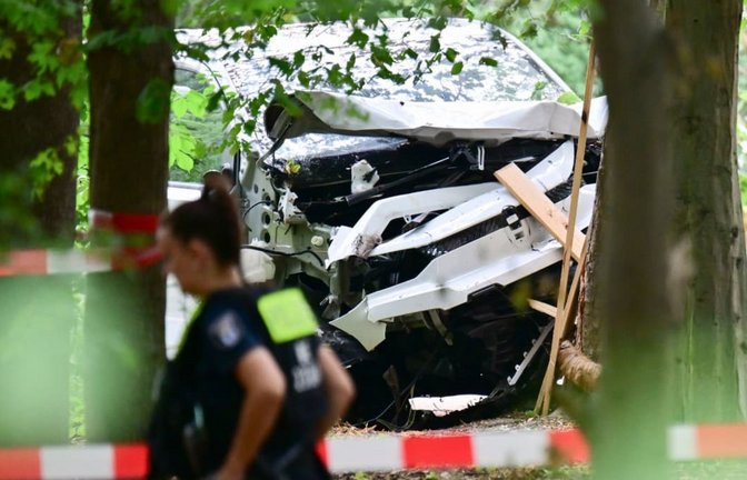 Das zerstörte Tatfahrzeug im Berliner Tiergarten.<span class='image-autor'>Sebastian Gollnow/dpa</span>