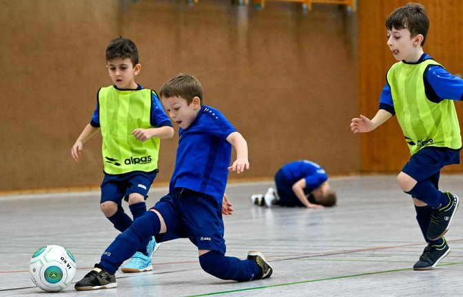 SV Illingen HallenCup 2025 F Jugend   FV Roßwag (mit Leibchen) - SV Illingen II 