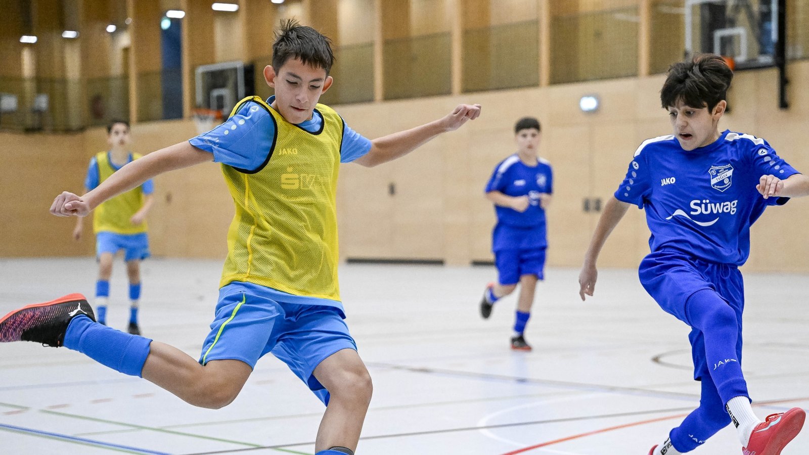 Die C-Junioren der gastgebenden SG Vaihingen Süd (links) setzen sich in der Kaltensteinhalle mit 5:0 gegen die SG Steinheim/Erdmannhausen durch. Foto: Leitner Die C-Junioren der gastgebenden SG Vaihingen Süd (links) setzen sich in der Kaltensteinhalle mit 5:0 gegen die SG Steinheim/Erdmannhausen durch. Foto: Leitner