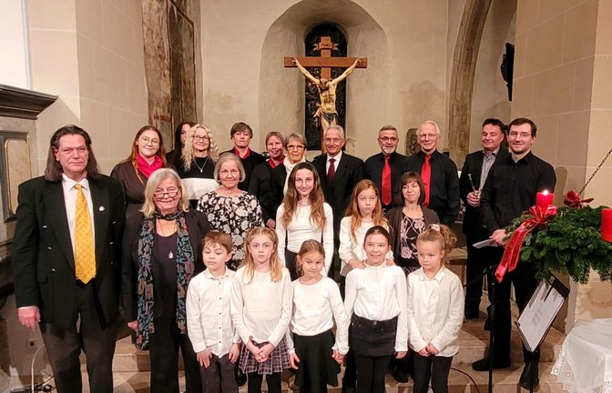 Die Musikerinnen und Musiker in der evangelischen Kirche in Sersheim.  <span class='image-autor'>Foto: p</span>