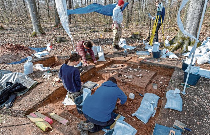 Archäologen der Universität Tübingen legen die Fundstelle frei.  Fotos: Kalb