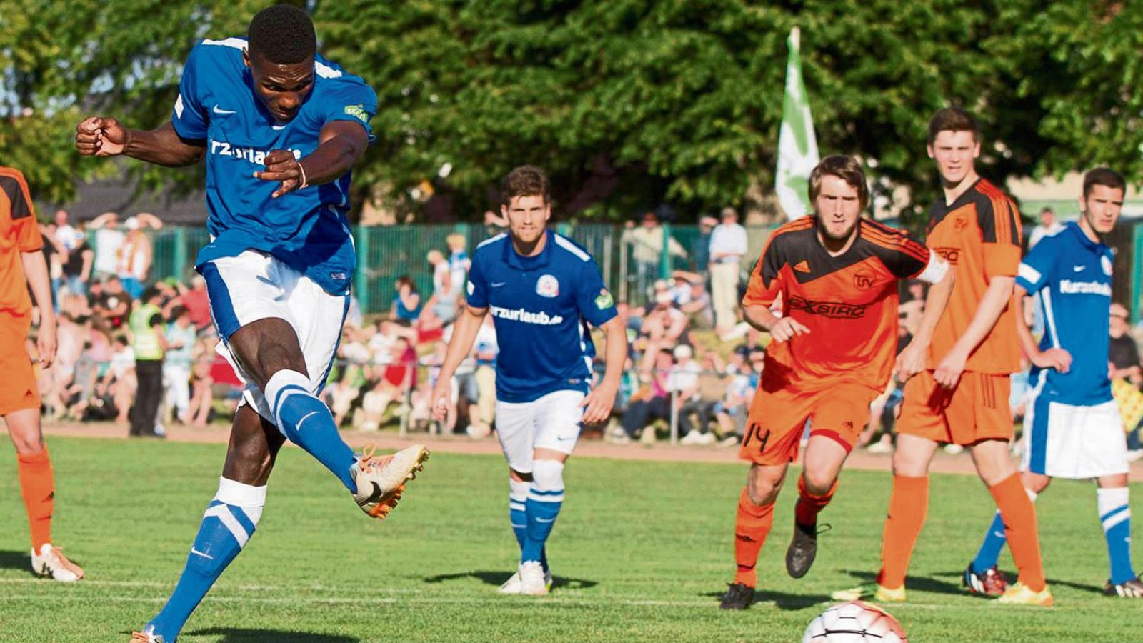 José Ikeng (links) noch im Trikot des FC Hansa Rostock. Nach einem Zerwürfnis mit dem ehemaligen Trainer Karsten Baumann stand der Deutsch-Kameruner auf dem Abstellgleis. Foto: Ahrens