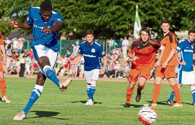 José Ikeng (links) noch im Trikot des FC Hansa Rostock. Nach einem Zerwürfnis mit dem ehemaligen Trainer Karsten Baumann stand der Deutsch-Kameruner auf dem Abstellgleis. Foto: Ahrens