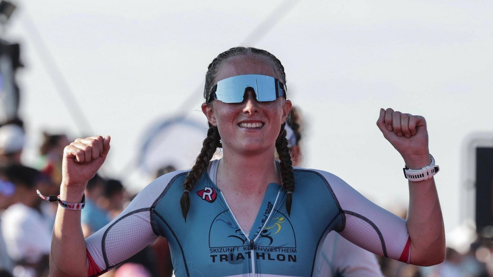 Geschafft, aber glücklich überquert Lea Ruof die Ziellinie beim Ironman 70.3 in der Emilia-Romagna. Foto: privat Geschafft, aber glücklich überquert Lea Ruof die Ziellinie beim Ironman 70.3 in der Emilia-Romagna. Foto: privat