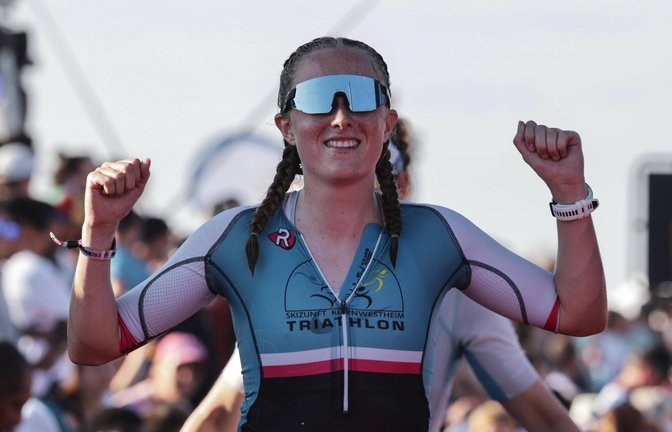 Geschafft, aber glücklich überquert Lea Ruof die Ziellinie beim Ironman 70.3 in der Emilia-Romagna. <span class='image-autor'>Foto: privat</span>
