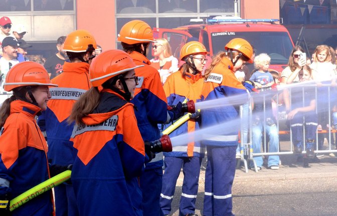 Zeigt ihr Können: die Jugendfeuerwehr bei einer Schauübung. <span class='image-autor'>Fotos: Stahlfeld</span>