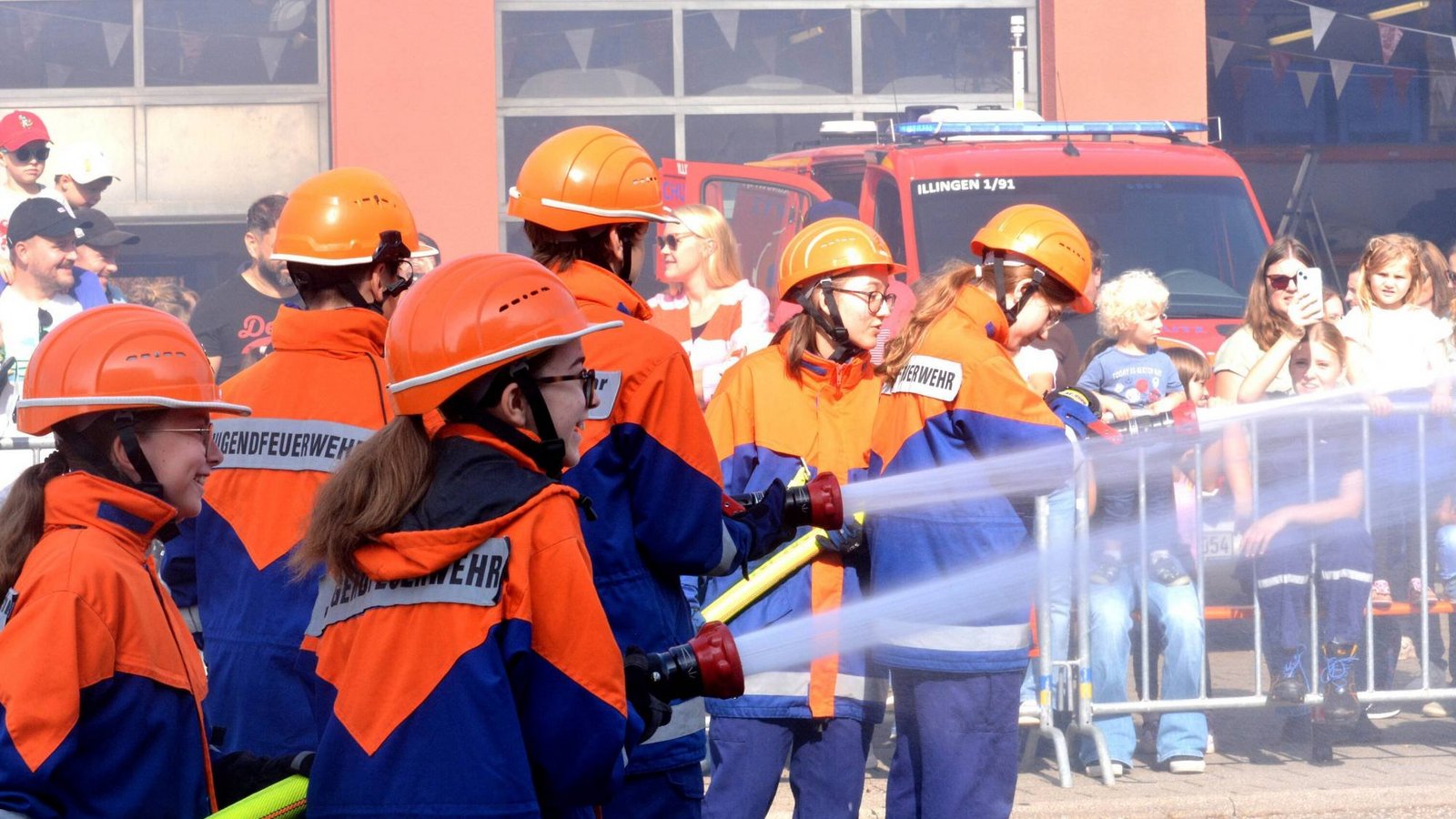 Zeigt ihr Können: die Jugendfeuerwehr bei einer Schauübung. Fotos: Stahlfeld Zeigt ihr Können: die Jugendfeuerwehr bei einer Schauübung. Fotos: Stahlfeld