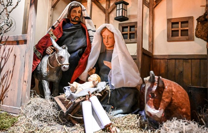 Josef, Maria und das Jesuskind im Stall mit Ochse und Esel – das klassische Bild einer Weihnachtskrippe (Symbolfoto).<span class='image-autor'>Foto: Harald Oppitz/KNA</span>