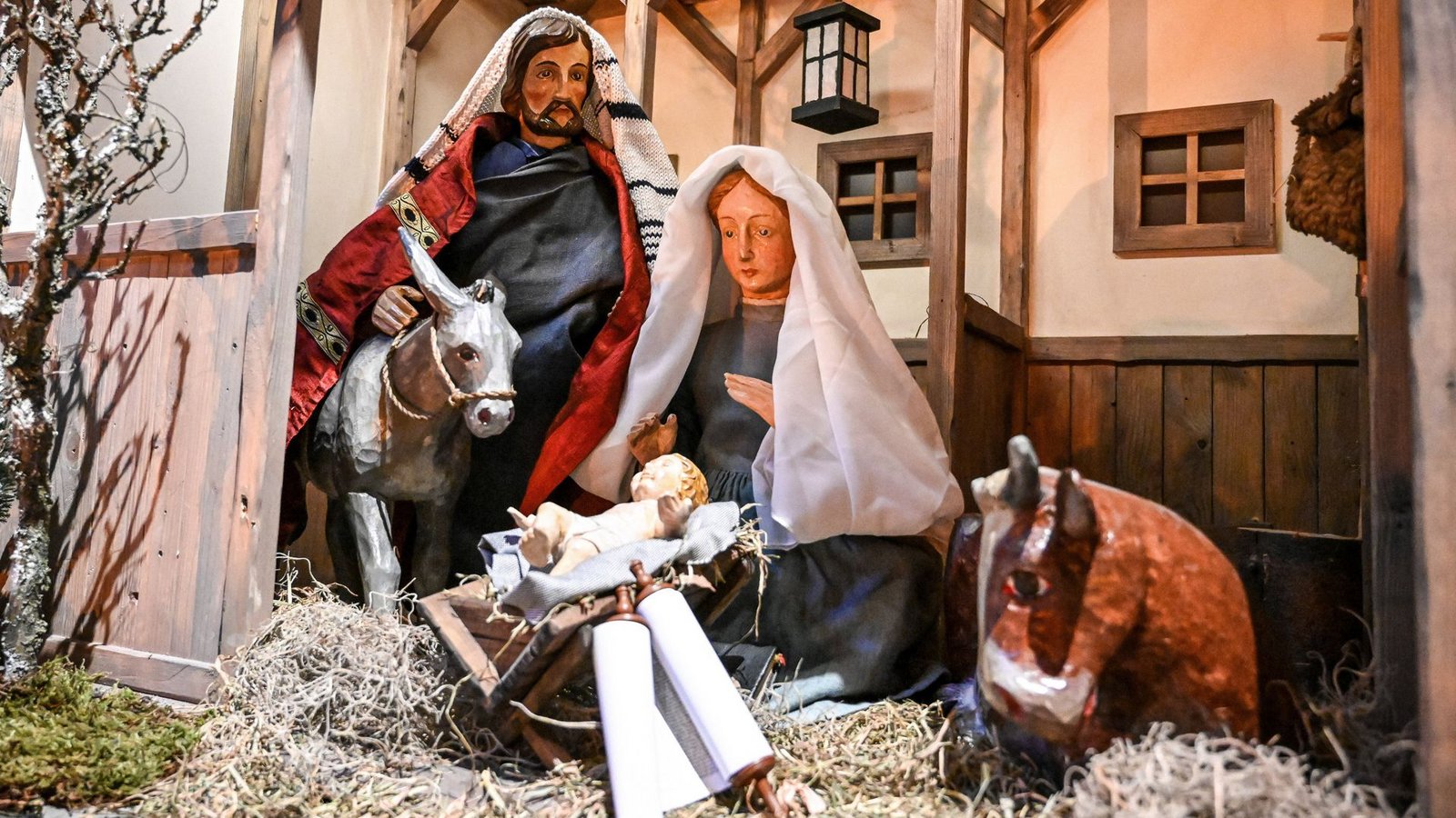 Josef, Maria und das Jesuskind im Stall mit Ochse und Esel – das klassische Bild einer Weihnachtskrippe (Symbolfoto).Foto: Harald Oppitz/KNA Josef, Maria und das Jesuskind im Stall mit Ochse und Esel – das klassische Bild einer Weihnachtskrippe (Symbolfoto).Foto: Harald Oppitz/KNA