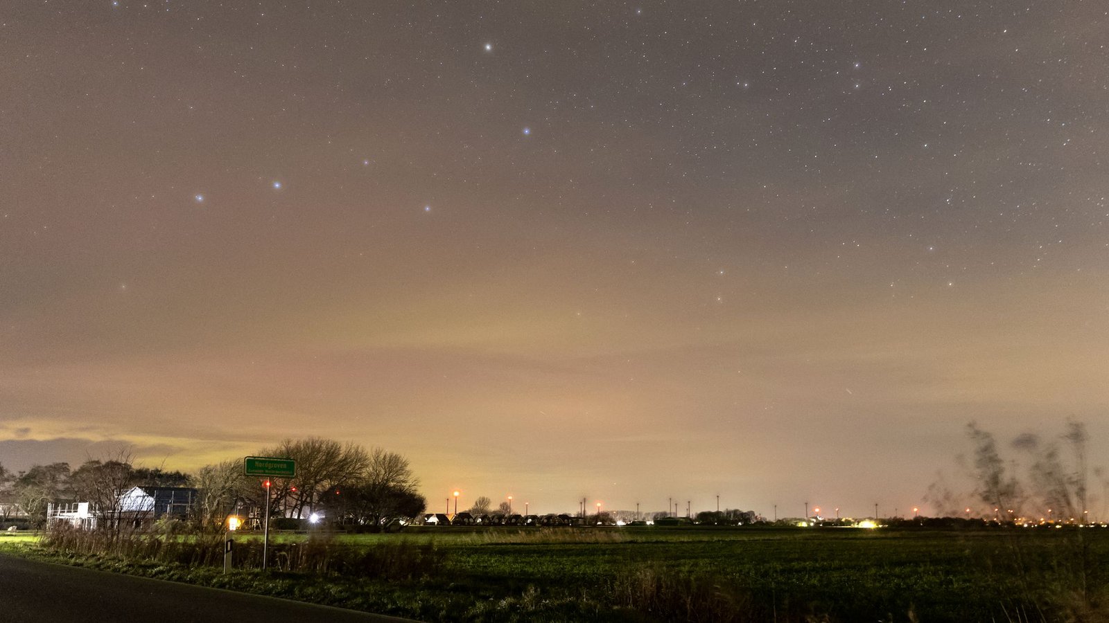 Polarlichter über Büsum, Schleswig-HolsteinFoto: Bodo Marks/dpa Polarlichter über Büsum, Schleswig-HolsteinFoto: Bodo Marks/dpa