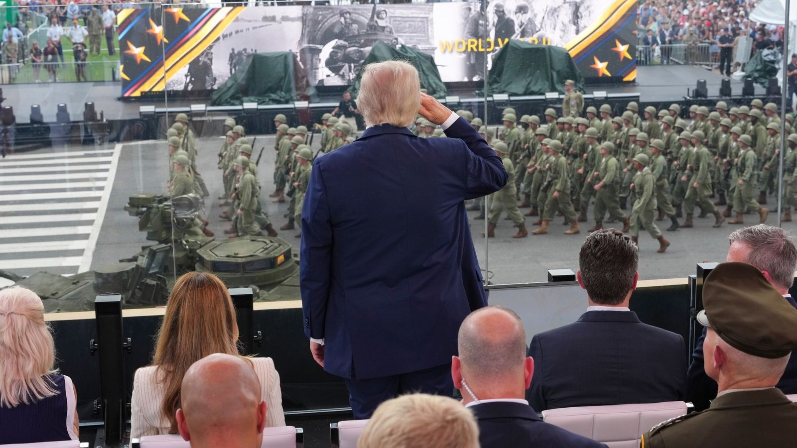 An seinem 79. Geburtstag verfolgte Trump eine Militärparade in Washington. (Archivbild)Foto: Doug Mills/Pool The New York Times/AP/dpa