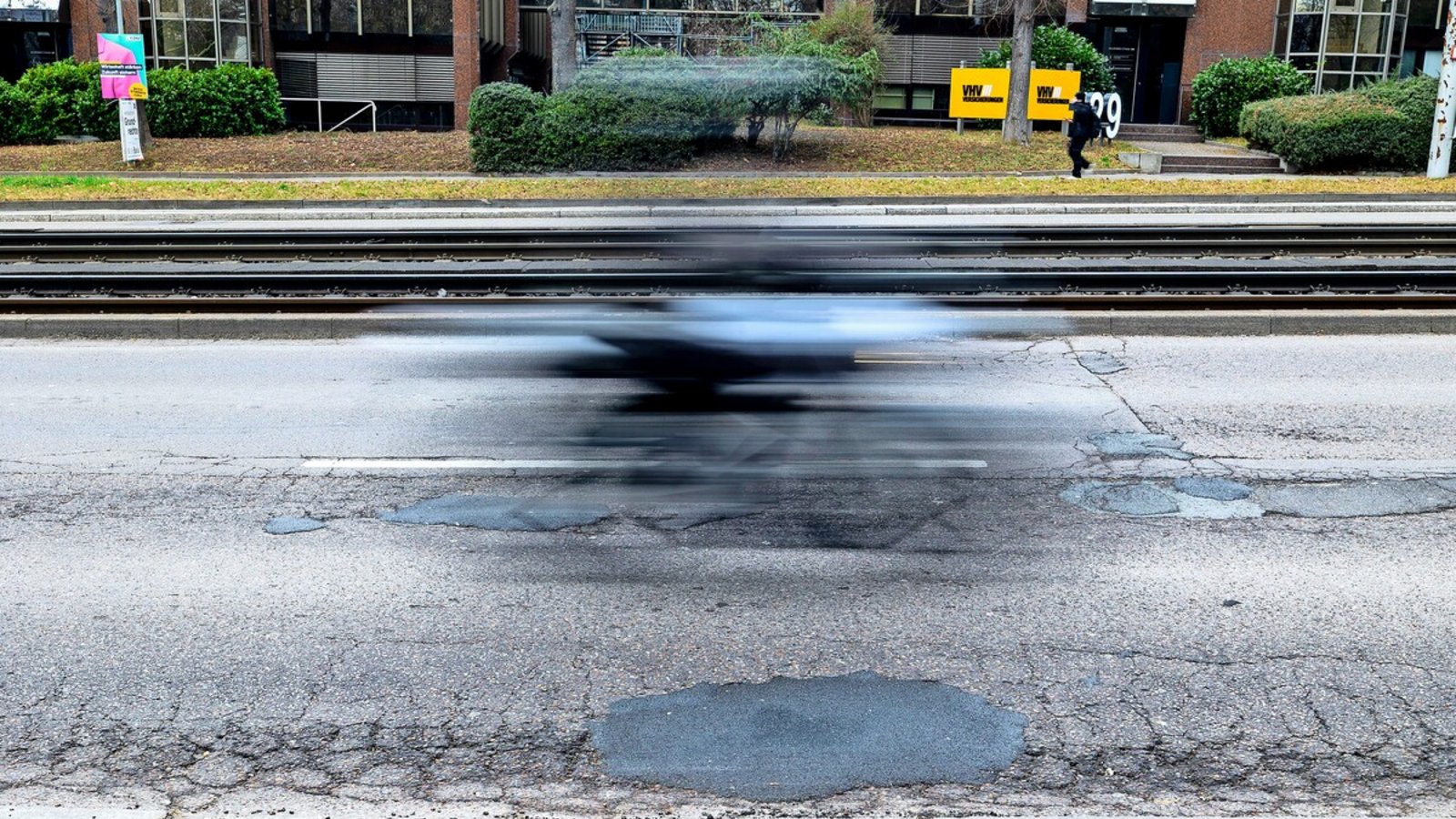 Das Schlagloch in der Heilbronner Straße ist inzwischen zugeschüttet.Foto: Lichtgut/Leif Piechowski Das Schlagloch in der Heilbronner Straße ist inzwischen zugeschüttet.Foto: Lichtgut/Leif Piechowski