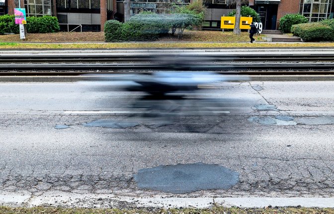 Das Schlagloch in der Heilbronner Straße ist inzwischen zugeschüttet.<span class='image-autor'>Foto: Lichtgut/Leif Piechowski</span>