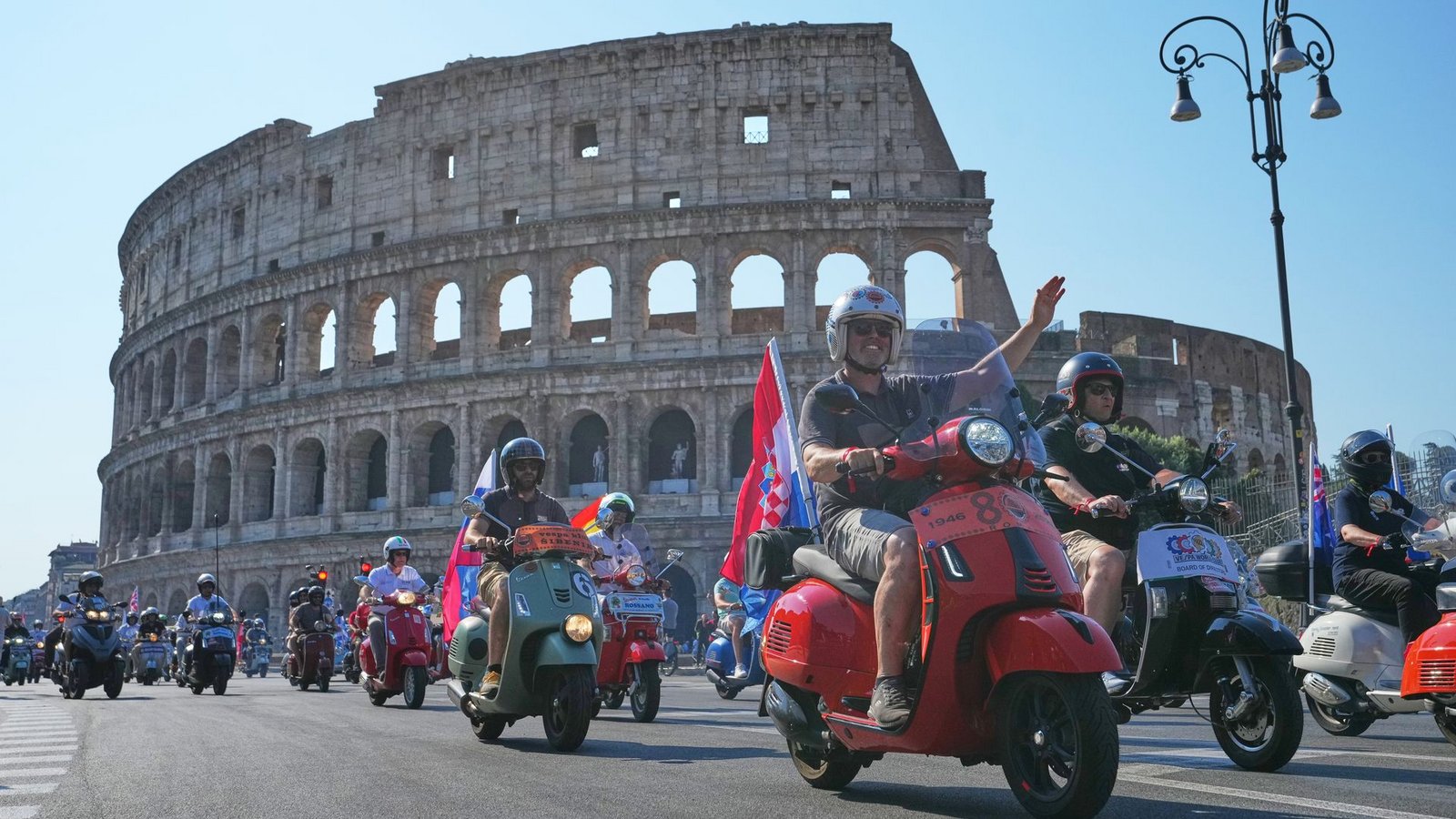 Vespa-Fans fahren am Kolosseum vorbei.Foto: Alessandra Tarantino/AP/dpa Vespa-Fans fahren am Kolosseum vorbei.Foto: Alessandra Tarantino/AP/dpa