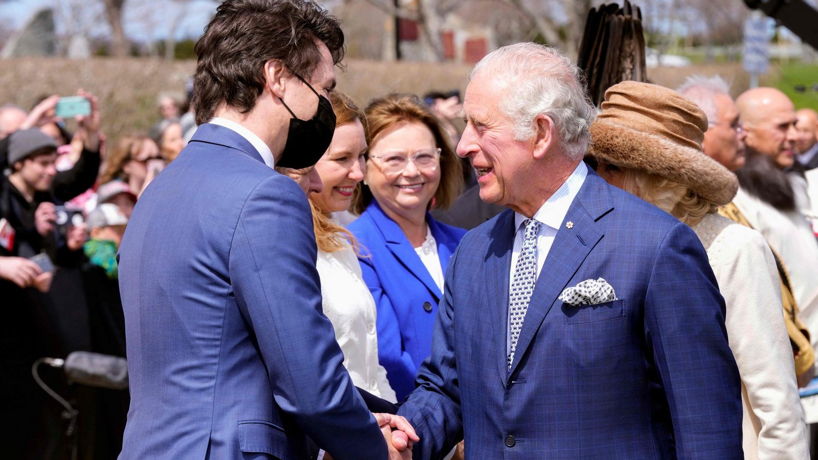 Der kanadische Premierminister Justin Trudeau begrüßte Charles und Camilla.Foto: AFP/PAUL CHIASSON