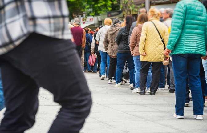 Was tun, wenn die Warteschlange so lang ist?<span class='image-autor'>Foto: s8 / shutterstock.com</span>