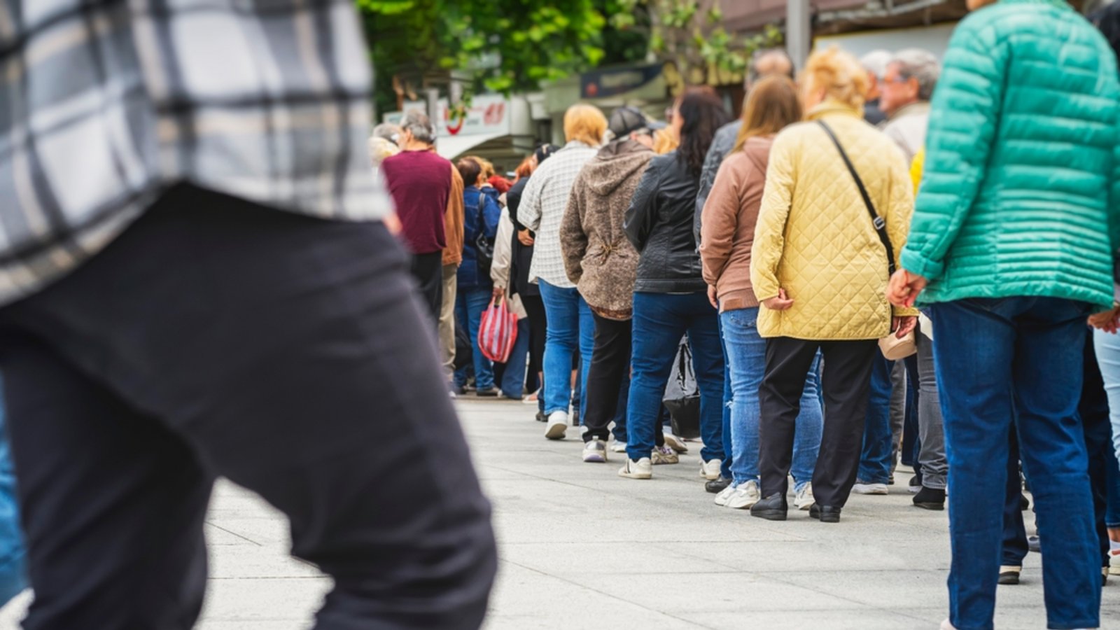 Was tun, wenn die Warteschlange so lang ist?Foto: s8 / shutterstock.com Was tun, wenn die Warteschlange so lang ist?Foto: s8 / shutterstock.com