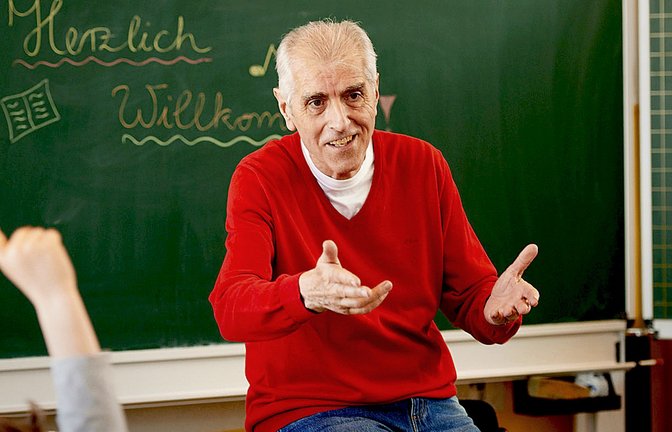 Manfred Mai wirbt in  Schulklassen fürs Lesen. „Lesen gehört zur demokratischen Bildung“, sagt er, „und was ich  dafür tun kann, das  mache ich.“<span class='image-autor'>Foto: MICHAEL SETZ/MICHAEL SETZ</span>