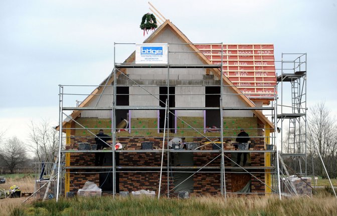Schön, wer sich die Sanierung oder den Neubau eines Einfamilienhauses in Baden-Württemberg noch leisten kann.<span class='image-autor'>Foto: dpa/Carsten Rehder</span>