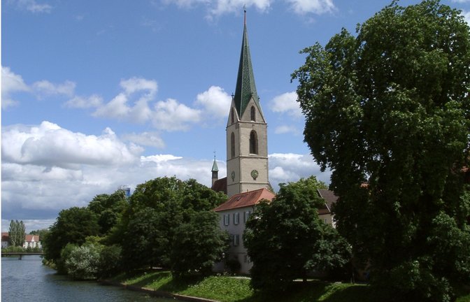 Auf der Morizkirche in Rottenburg am Neckar dürfte eine Fotovoltaikanlage installiert werden – sie müsste aber farblich den roten Dachziegeln angepasst werden.<span class='image-autor'>Foto: Simon Baur</span>
