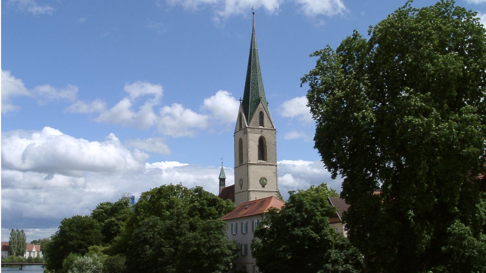 Auf der Morizkirche in Rottenburg am Neckar dürfte eine Fotovoltaikanlage installiert werden – sie müsste aber farblich den roten Dachziegeln angepasst werden.Foto: Simon Baur Auf der Morizkirche in Rottenburg am Neckar dürfte eine Fotovoltaikanlage installiert werden – sie müsste aber farblich den roten Dachziegeln angepasst werden.Foto: Simon Baur