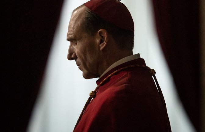 Ralph Fiennes spielt in „Konklave“ von Edward Berger einen Kardinal. Der Vatikan-Thriller ist für acht Oscars nominiert, ­darunter als „bester Film“.<span class='image-autor'>Foto: Philippe Antonello//Focus Feature</span>