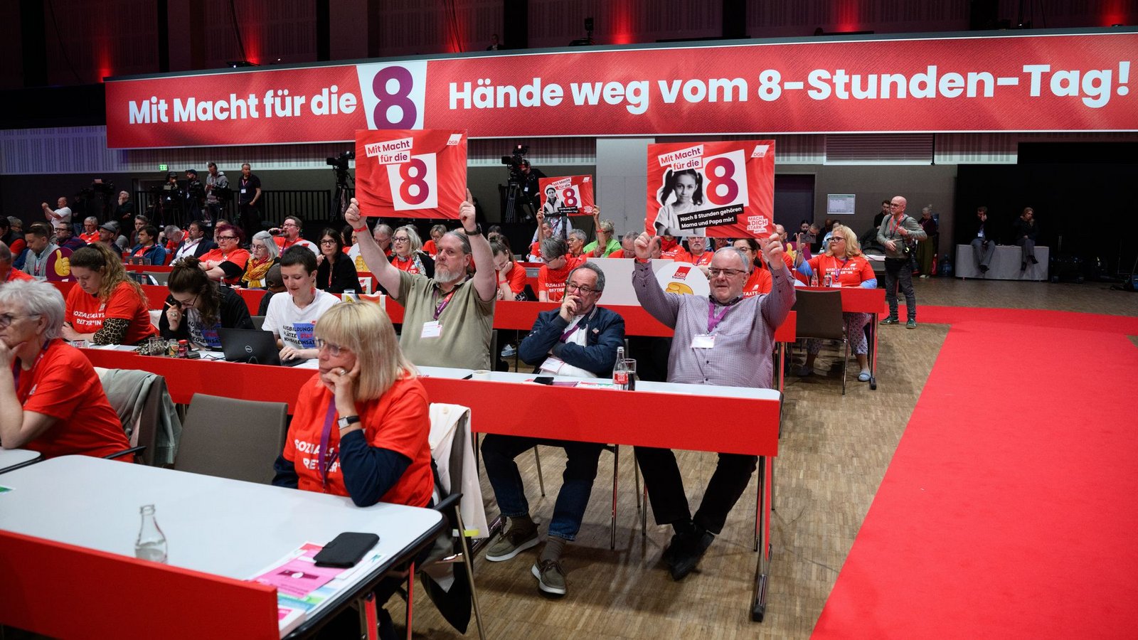 Die Gewerkschaften wollen den Acht-Stunden-Tag verteidigen. (Archivbild)Foto: Bernd von Jutrczenka/dpa Die Gewerkschaften wollen den Acht-Stunden-Tag verteidigen. (Archivbild)Foto: Bernd von Jutrczenka/dpa
