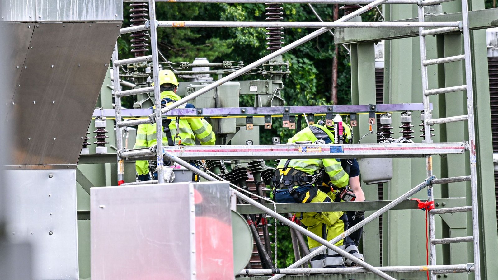 Arbeiter reparieren nach dem großflächigen Stromausfall in Reutlingen Schaden.Foto: Jason Tschepljakow/dpa/Jason Tschepljakow Arbeiter reparieren nach dem großflächigen Stromausfall in Reutlingen Schaden.Foto: Jason Tschepljakow/dpa/Jason Tschepljakow