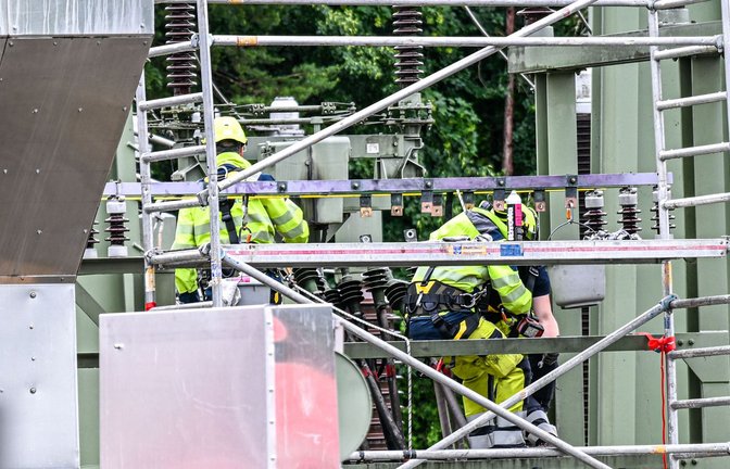 Arbeiter reparieren nach dem großflächigen Stromausfall in Reutlingen Schaden.<span class='image-autor'>Foto: Jason Tschepljakow/dpa/Jason Tschepljakow</span>