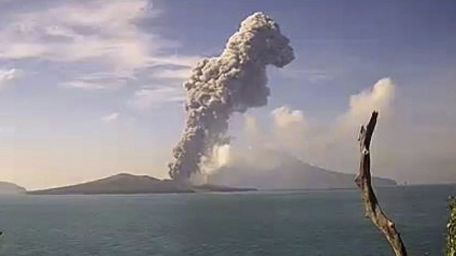 1883 n. Chr. Krakatau, Indonesien: 20 Kubikkilometer Asche und Gestein wurden bis in 25 Kilometer Höhe geschleudert. Dem Ausbruch folgten Tsunamis, fast 37 000 Menschen fanden den Tod (In diesem Videostandbild, das vom indonesischen Zentrum für Vulkanologie und geologische Katastrophenschutzbehörde/PVMBG veröffentlicht wurde, spuckt  der Vulkan Anak Krakatau am 10. Juni 2023  Asche und Dampf aus).Foto: Uncredited/PVMBG/AP/dpa