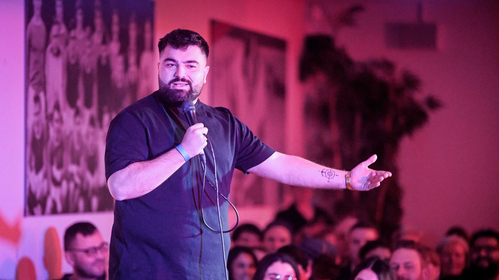 „Ich merke jetzt, wo ich bekannter werde, wie alle zu mir halten“, äußert sich der Comedian Serdar Karibik über Stuttgart.Foto: IMAGO / Funke Foto Services