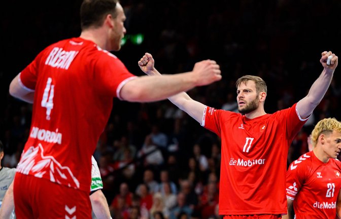 Lenny Rubin (li.) und Samuel Röthlisberger vom TVB Stuttgart: Jubel mit der Schweizer Nati.<span class='image-autor'>Foto: IMAGO/wolf-sportfoto</span>