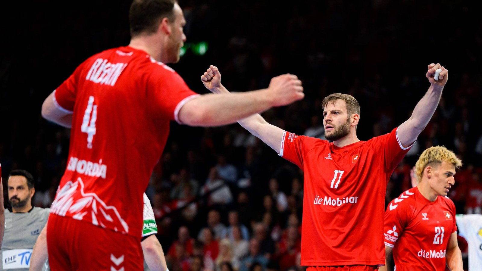 Lenny Rubin (li.) und Samuel Röthlisberger vom TVB Stuttgart: Jubel mit der Schweizer Nati.Foto: IMAGO/wolf-sportfoto Lenny Rubin (li.) und Samuel Röthlisberger vom TVB Stuttgart: Jubel mit der Schweizer Nati.Foto: IMAGO/wolf-sportfoto