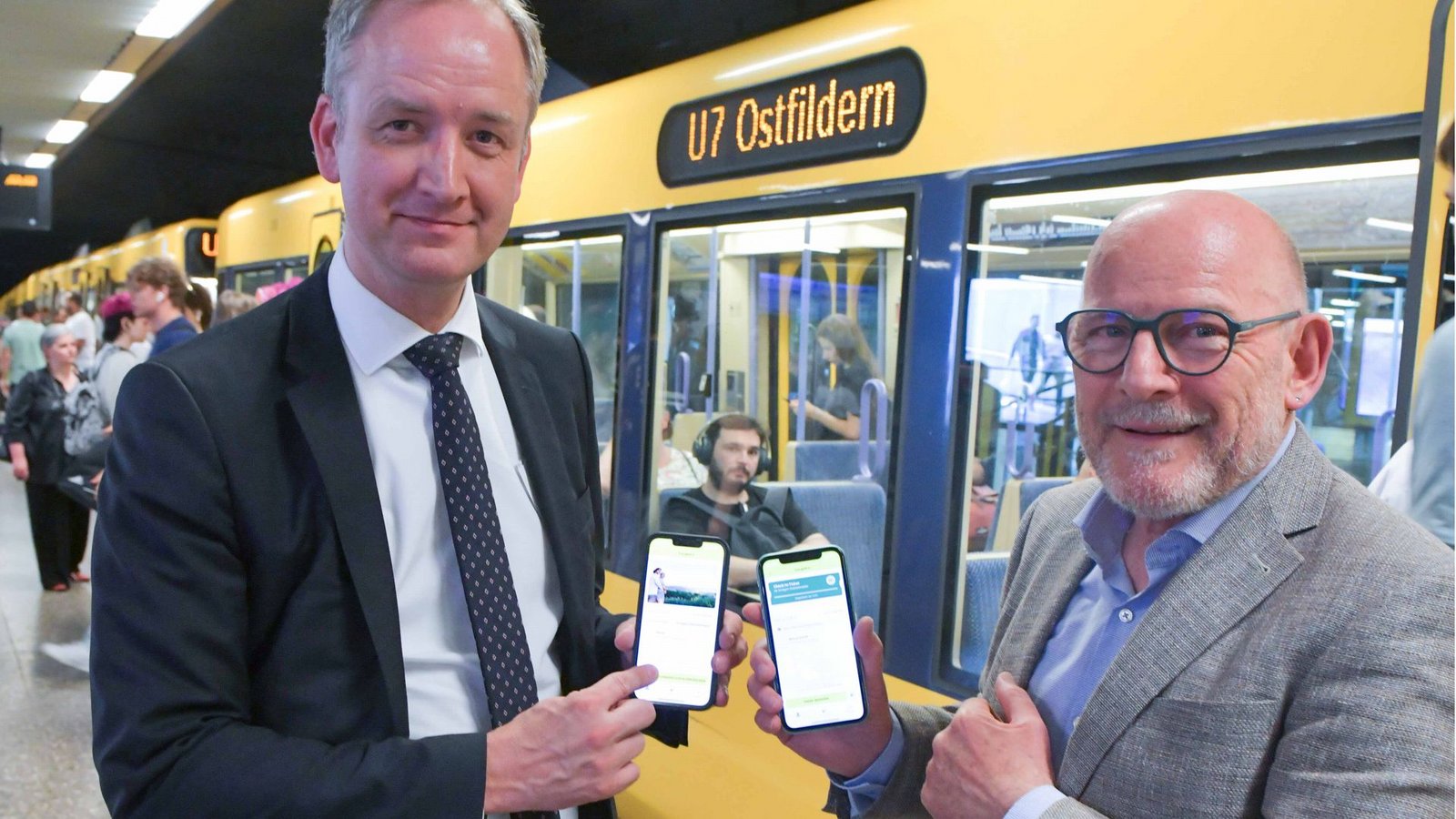 Start mit großen Hoffnungen: Landesverkehrsminister Winfried Hermann (Grüne) und der damalige kaufmännische Vorstand der SSB, Mario Laube, präsentieren im Juni 2023 die App.Foto: LICHTGUT/Max Kovalenko Start mit großen Hoffnungen: Landesverkehrsminister Winfried Hermann (Grüne) und der damalige kaufmännische Vorstand der SSB, Mario Laube, präsentieren im Juni 2023 die App.Foto: LICHTGUT/Max Kovalenko