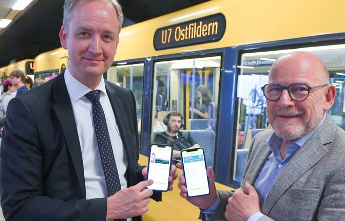 Start mit großen Hoffnungen: Landesverkehrsminister Winfried Hermann (Grüne) und der damalige kaufmännische Vorstand der SSB, Mario Laube, präsentieren im Juni 2023 die App.<span class='image-autor'>Foto: LICHTGUT/Max Kovalenko</span>