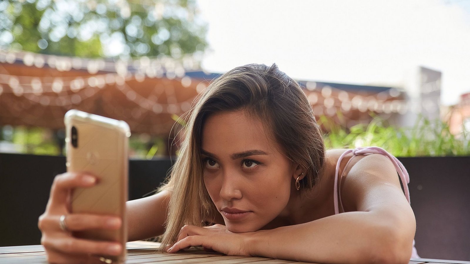 Viele Frauen und Männer haben von Dating-Apps genug – und machen trotzdem weiter.Foto: Imago/YAY Images Viele Frauen und Männer haben von Dating-Apps genug – und machen trotzdem weiter.Foto: Imago/YAY Images