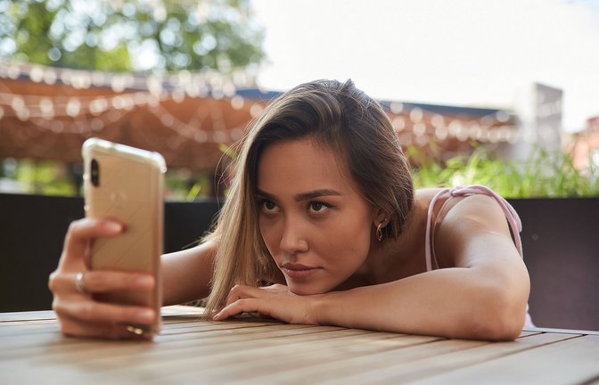 Viele Frauen und Männer haben von Dating-Apps genug – und machen trotzdem weiter.<span class='image-autor'>Foto: Imago/YAY Images</span>