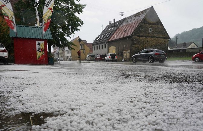 Unwetter  mit Hagel im Mai 2024 auf der B10  bei Süßen - die Körner waren so groß wie Kirschkerne.<span class='image-autor'>Foto: Andreas Rosar Fotoagentur</span>