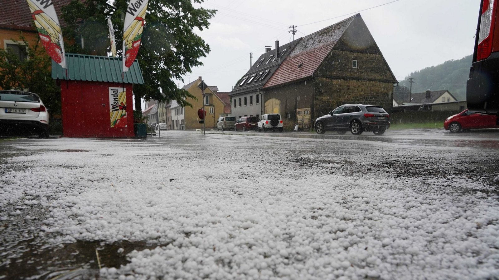 Unwetter  mit Hagel im Mai 2024 auf der B10  bei Süßen - die Körner waren so groß wie Kirschkerne.Foto: Andreas Rosar Fotoagentur